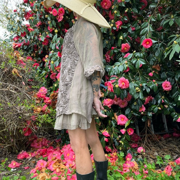 Beautiful Pretty Angel dress / Tunic in iridescent taupe with rosettes. Sz Med - Picture 5 of 5